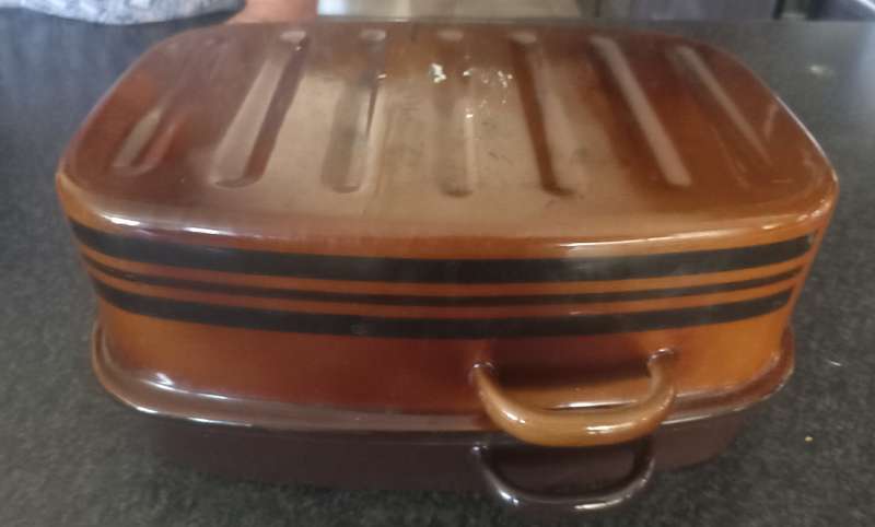 vintaqge enamel caseroll pot