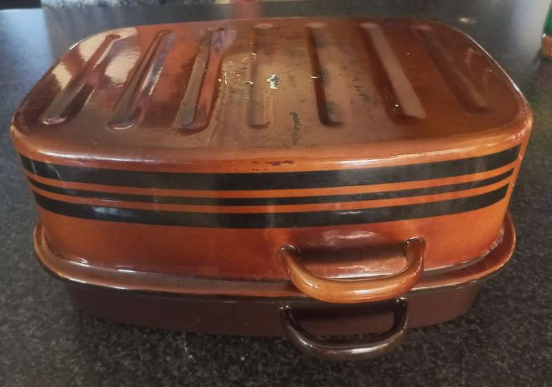 vintaqge enamel caseroll pot