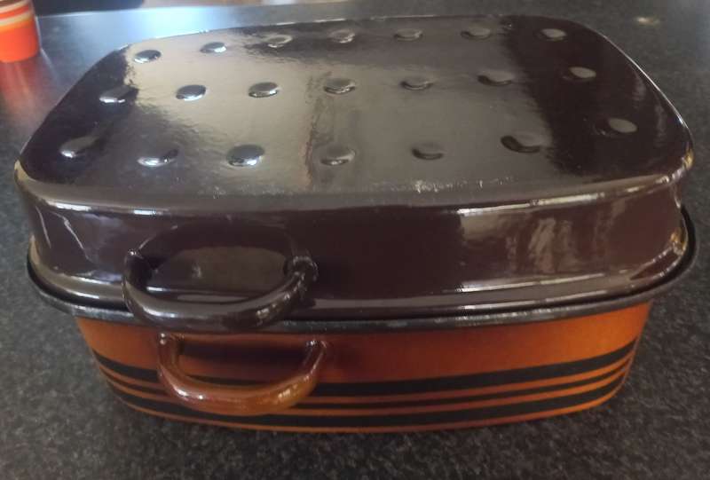 vintaqge enamel caseroll pot
