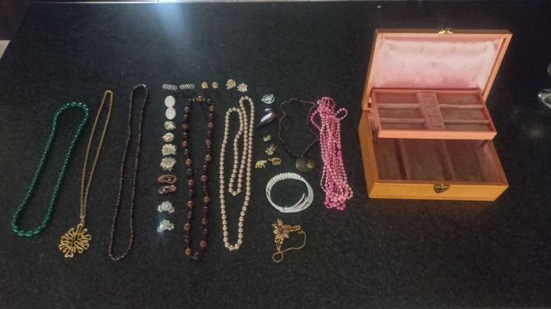 JEWELERY BOX WITH CONTENTS (see pictures)
