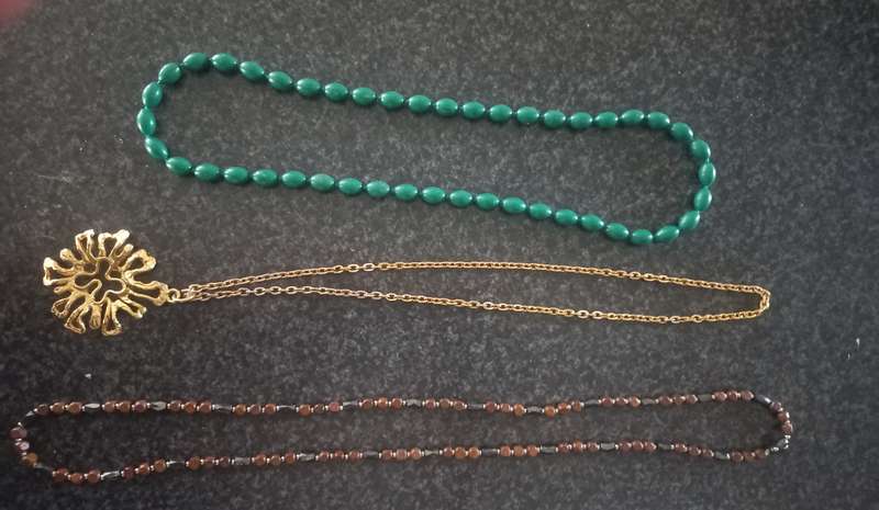 JEWELERY BOX WITH CONTENTS (see pictures)