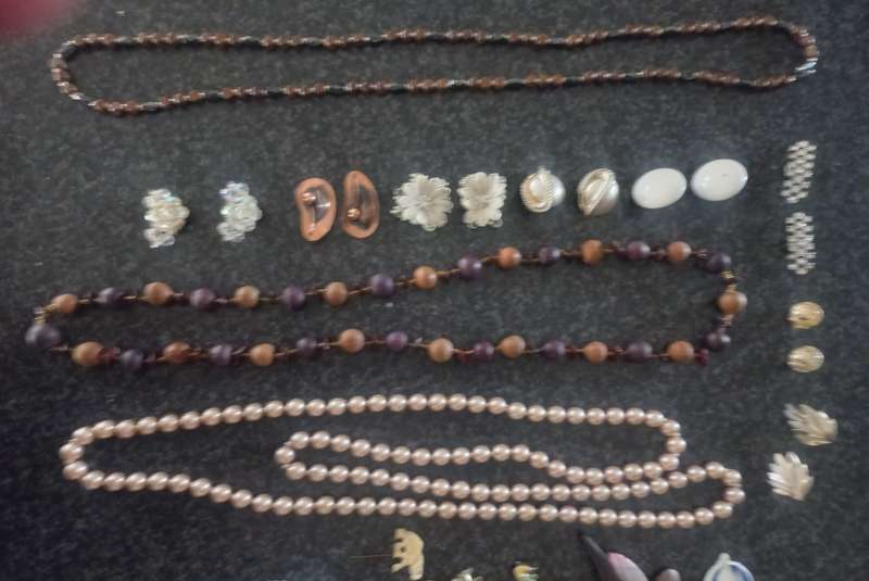 JEWELERY BOX WITH CONTENTS (see pictures)