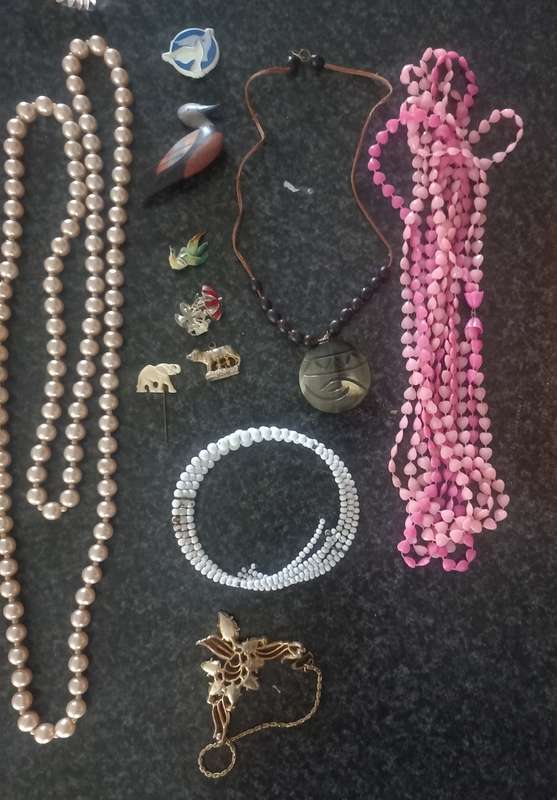 JEWELERY BOX WITH CONTENTS (see pictures)