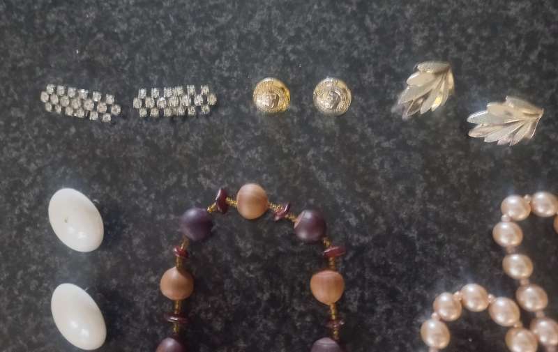 JEWELERY BOX WITH CONTENTS (see pictures)