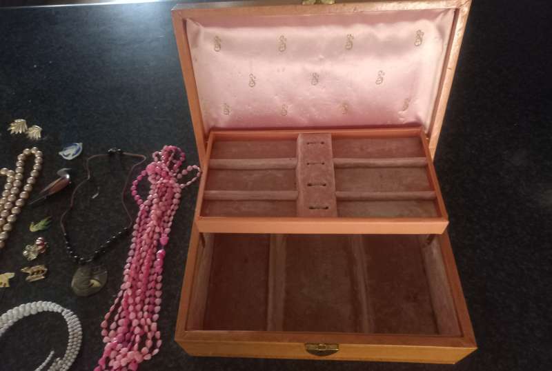 JEWELERY BOX WITH CONTENTS (see pictures)