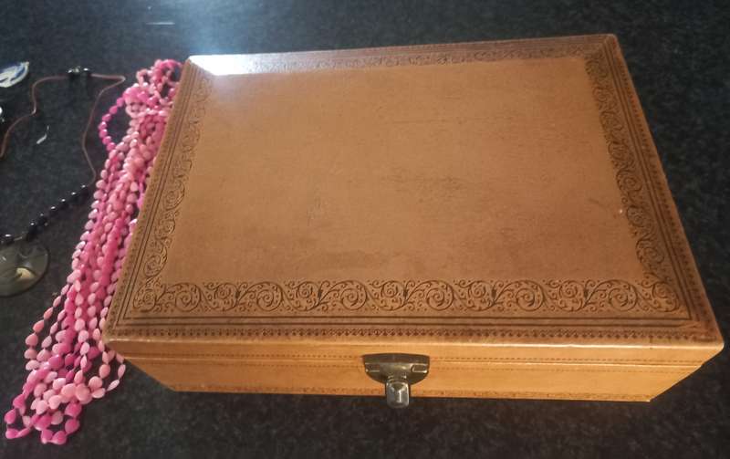 JEWELERY BOX WITH CONTENTS (see pictures)