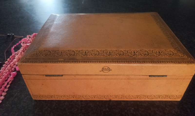 JEWELERY BOX WITH CONTENTS (see pictures)