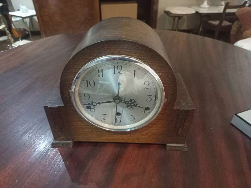 VINTAGE MANTEL CLOCK - OLD CASING CHANGED TO BATTERY OPERATED