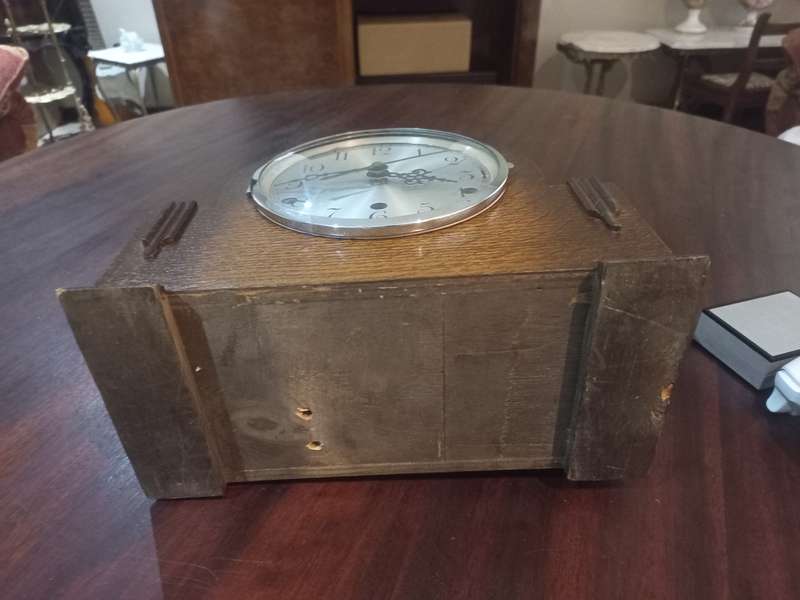 VINTAGE MANTEL CLOCK - OLD CASING CHANGED TO BATTERY OPERATED