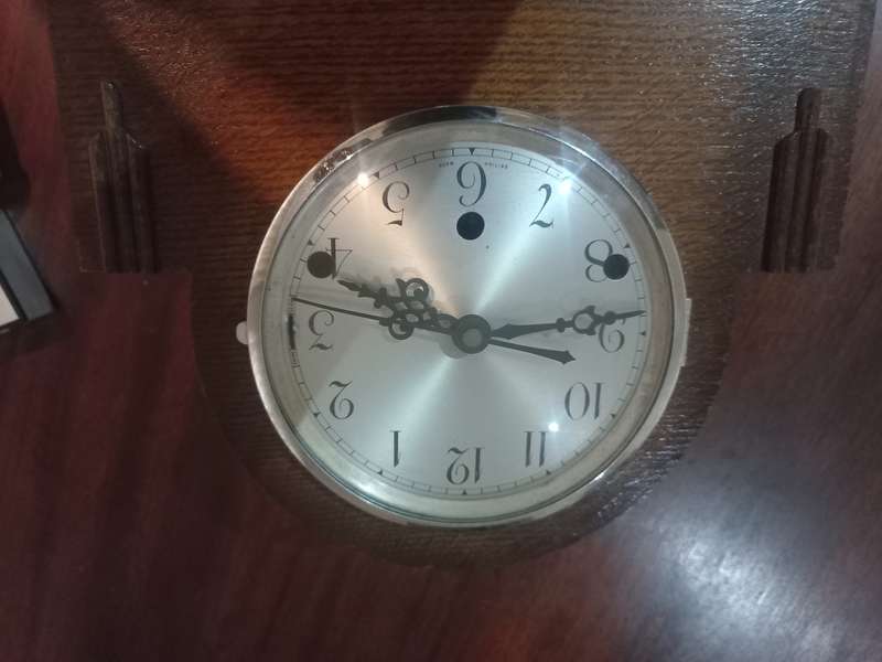VINTAGE MANTEL CLOCK - OLD CASING CHANGED TO BATTERY OPERATED