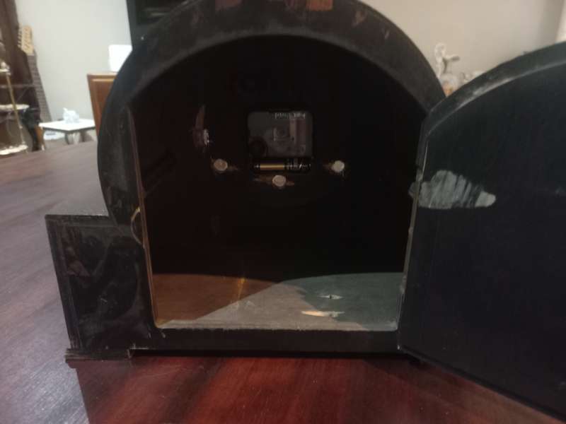 VINTAGE MANTEL CLOCK - OLD CASING CHANGED TO BATTERY OPERATED