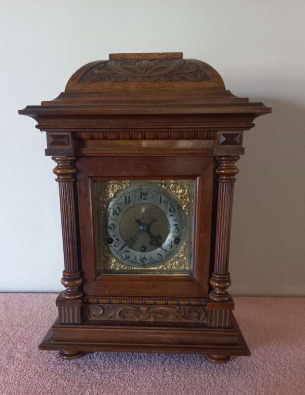 VINTAGE BLACK FORTEST ART NOUVEAU HAND CARVED WOOD KEY WOUND PENDULUM CLOCK - MADE GERMANY
