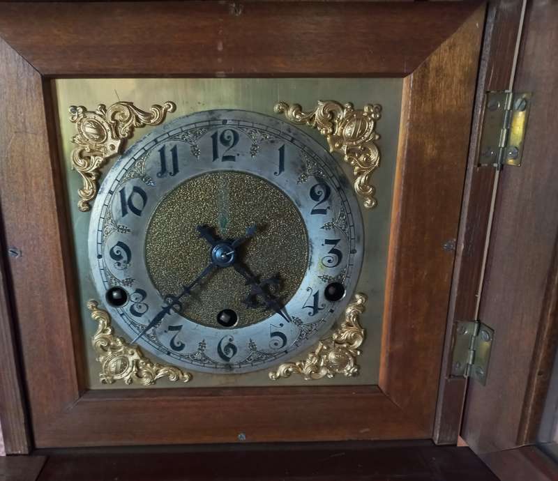 VINTAGE BLACK FORTEST ART NOUVEAU HAND CARVED WOOD KEY WOUND PENDULUM CLOCK - MADE GERMANY