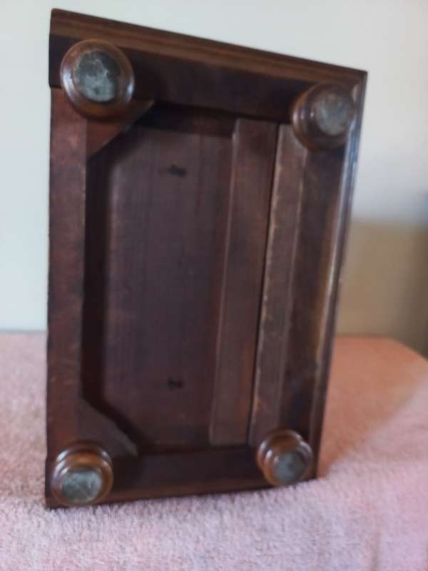 VINTAGE BLACK FORTEST ART NOUVEAU HAND CARVED WOOD KEY WOUND PENDULUM CLOCK - MADE GERMANY