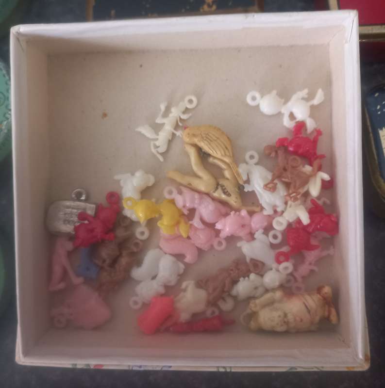 JOB LOT 1930'S SNUFF TINS, LAVENDER BOTTLE AND OTHERS