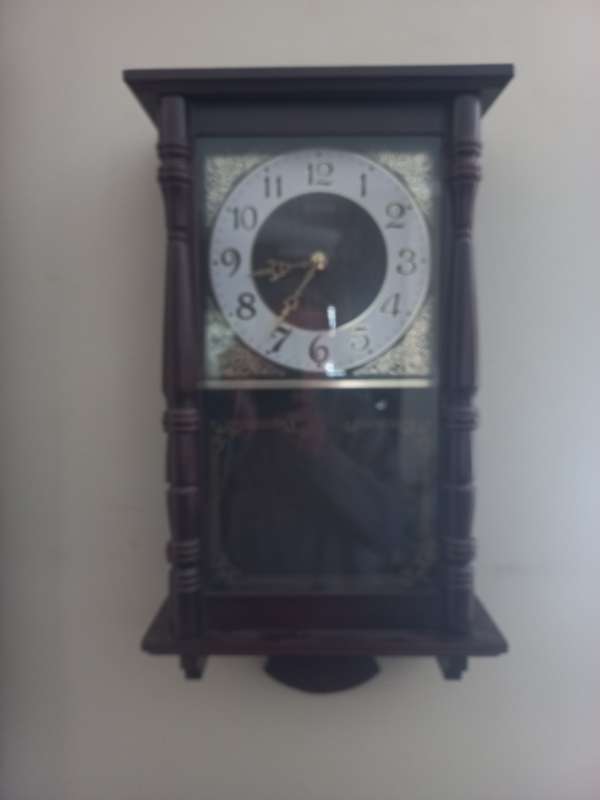 RHYTHM BATTERY OPERATED WALL HANGING CLOCK IN GOOD CONDITION
