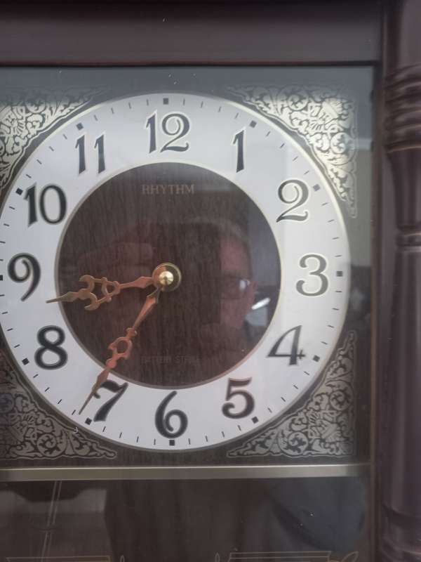 RHYTHM BATTERY OPERATED WALL HANGING CLOCK IN GOOD CONDITION