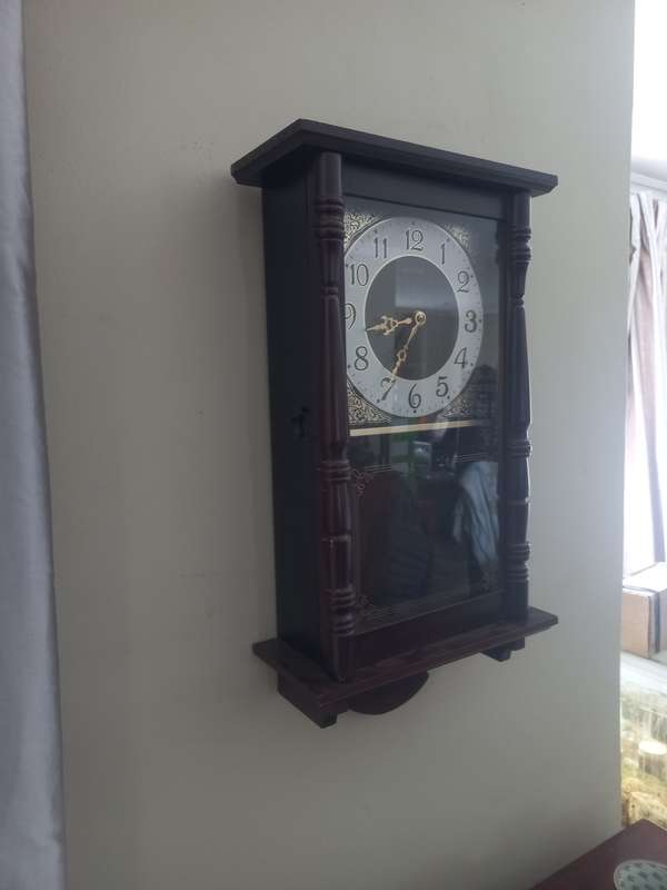 RHYTHM BATTERY OPERATED WALL HANGING CLOCK IN GOOD CONDITION