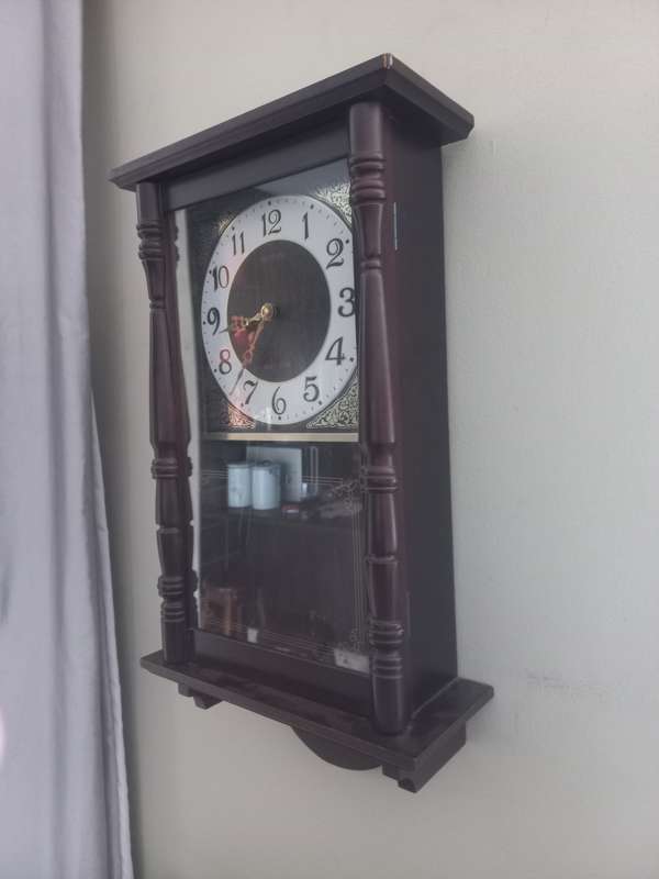 RHYTHM BATTERY OPERATED WALL HANGING CLOCK IN GOOD CONDITION