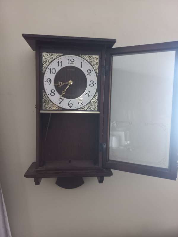 RHYTHM BATTERY OPERATED WALL HANGING CLOCK IN GOOD CONDITION