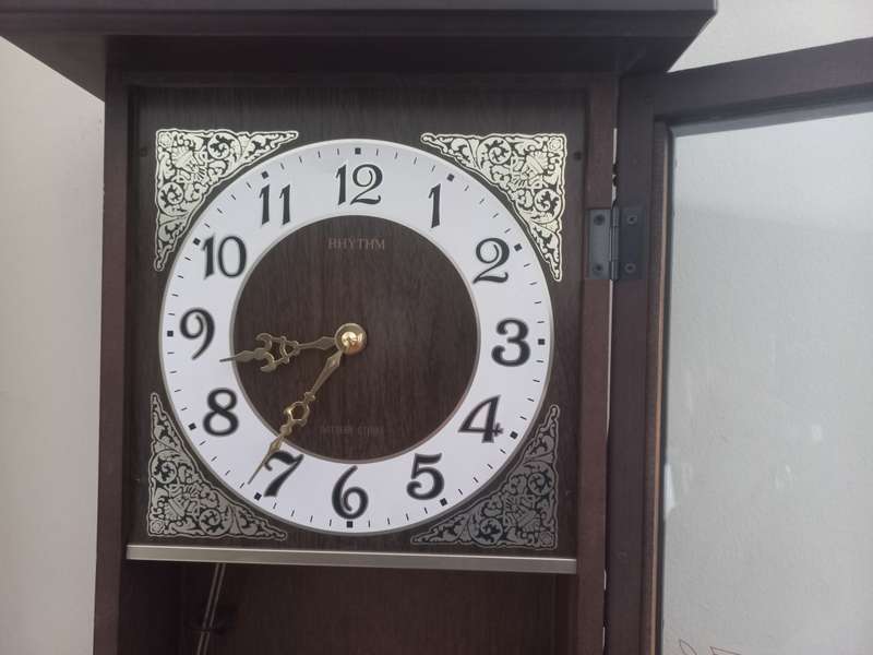 RHYTHM BATTERY OPERATED WALL HANGING CLOCK IN GOOD CONDITION