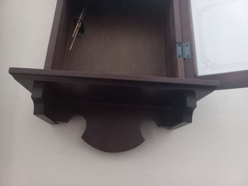 RHYTHM BATTERY OPERATED WALL HANGING CLOCK IN GOOD CONDITION