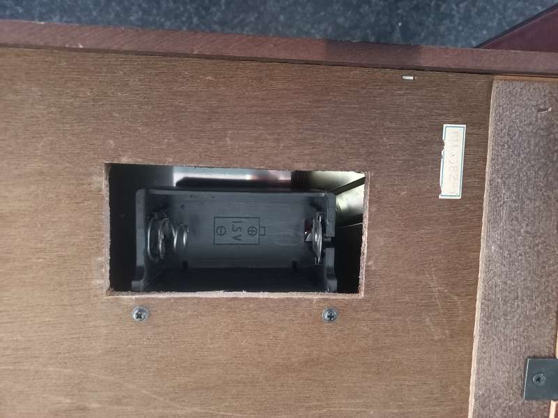 RHYTHM BATTERY OPERATED WALL HANGING CLOCK IN GOOD CONDITION