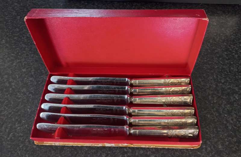 SET OF KNIVES - MADE SHEFFIELD ENGLAND