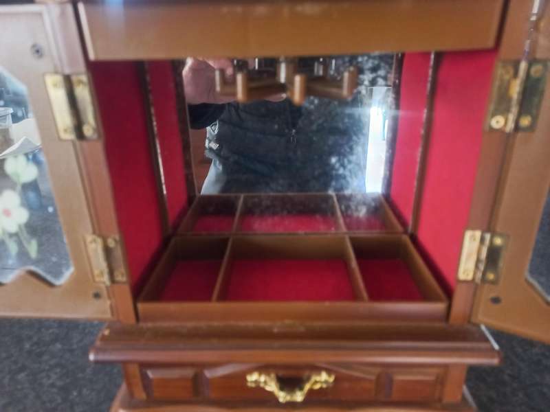 MUSICAL JEWELERY BOX