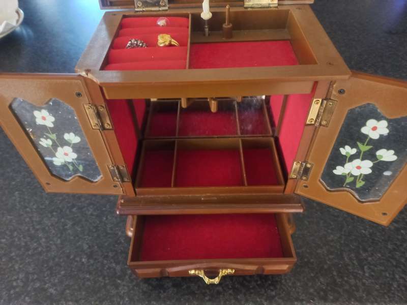 MUSICAL JEWELERY BOX