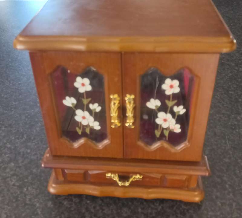 MUSICAL JEWELERY BOX