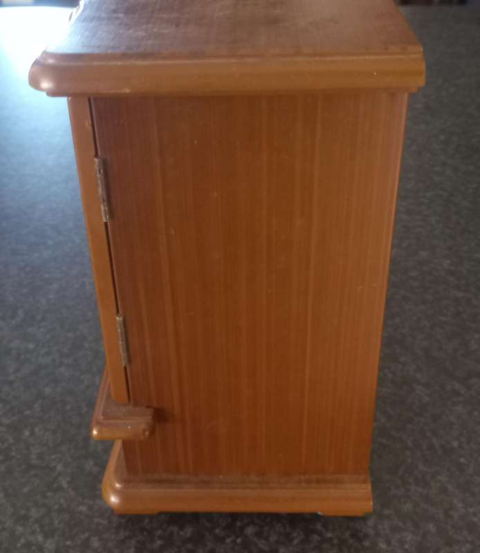 MUSICAL JEWELERY BOX