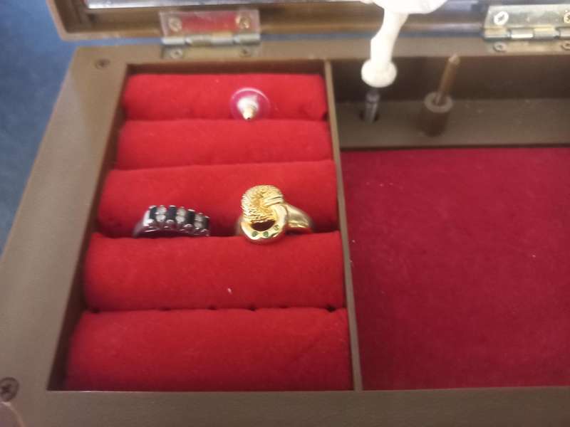 MUSICAL JEWELERY BOX