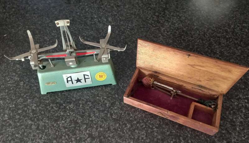 VINTAGE SCALE AND OLD BOX