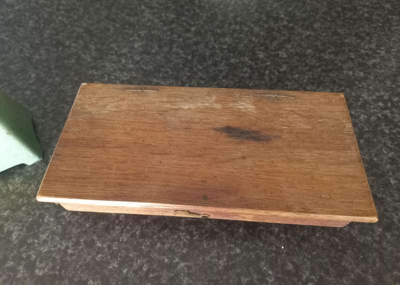 VINTAGE SCALE AND OLD BOX