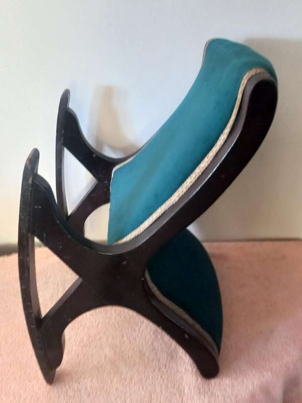 VINTAGE FOOT STOOL IN GOOD CONDEITION