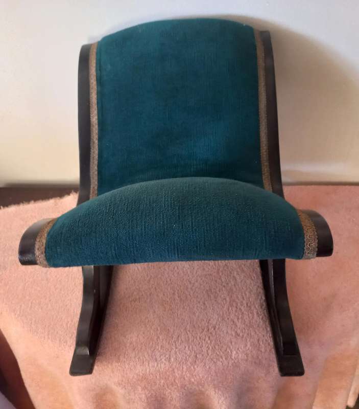 VINTAGE FOOT STOOL IN GOOD CONDEITION