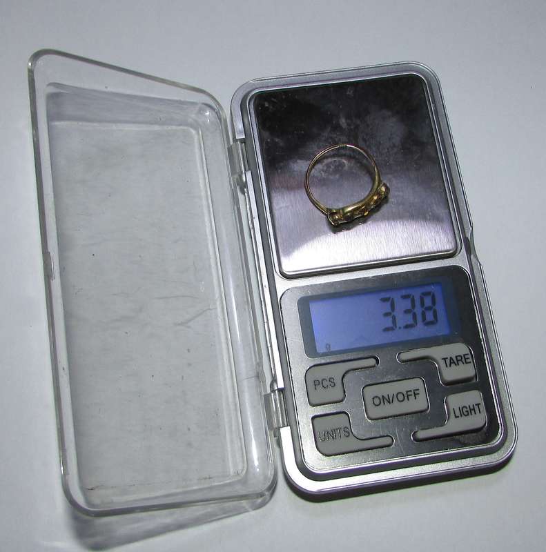 9CT Gold Ladies Ring 3,38 Grams