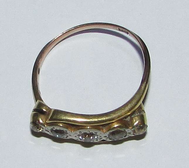9CT Gold Ladies Ring 3,38 Grams