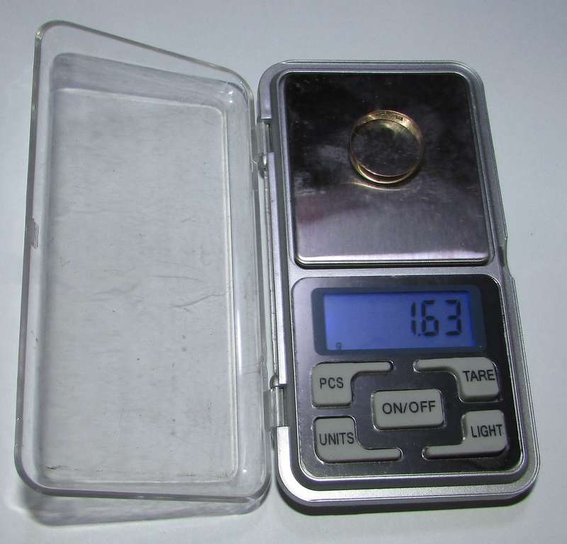 9CT Gold Ladies Ring 1.63 Grams