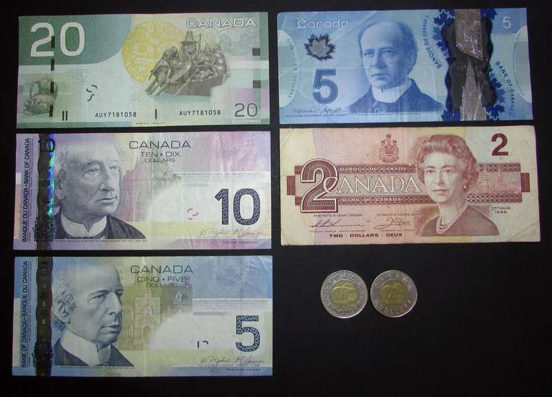 Collection of Canadian Dollars in Coins and Banknotes - 46 Dollar in Total