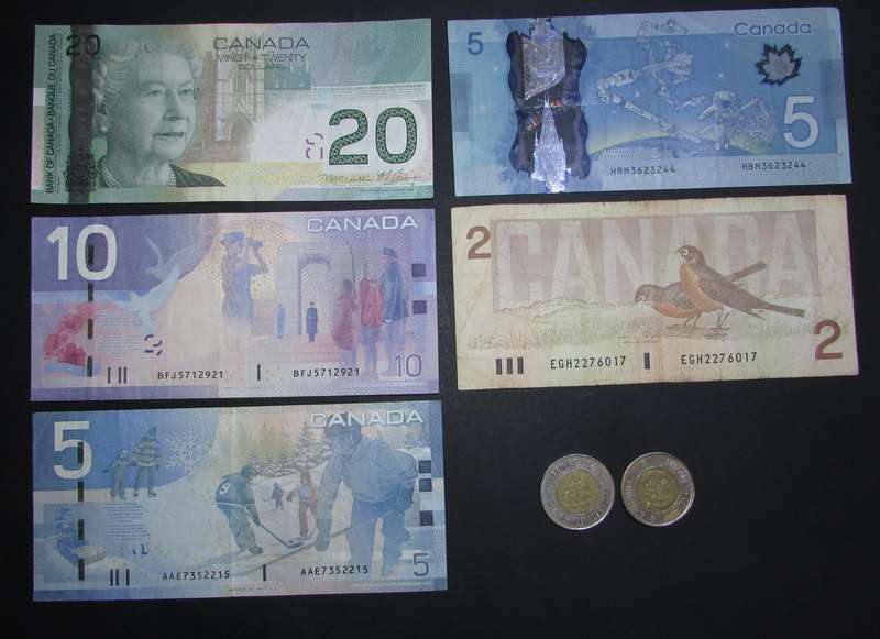 Collection of Canadian Dollars in Coins and Banknotes - 46 Dollar in Total