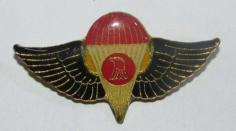 International - Iraqi Paratrooper Beret Badge Red on Black