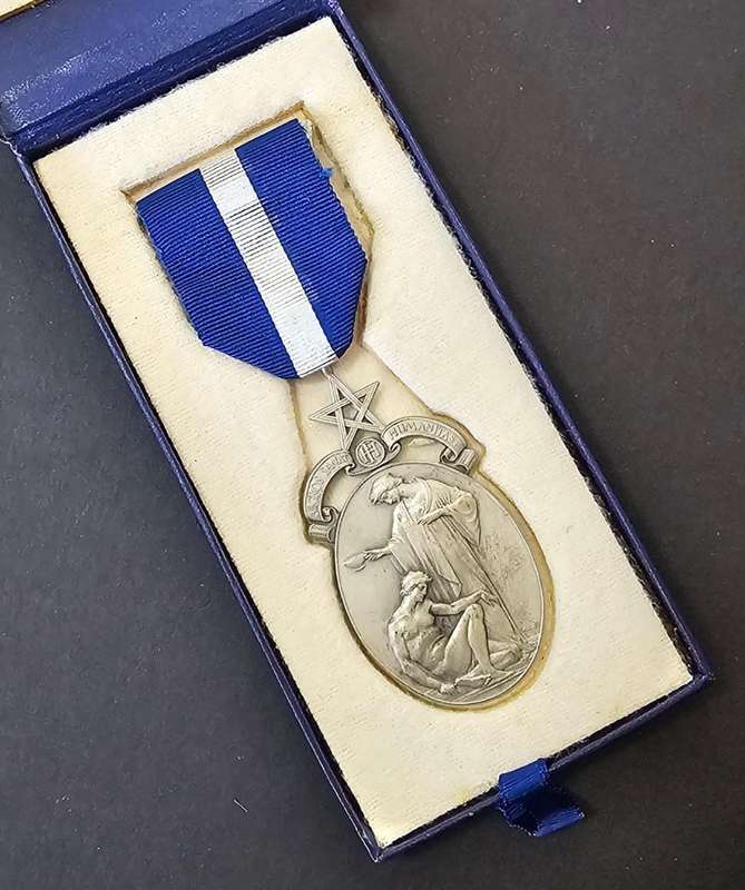 Sterling Silver Masonic Medal in Original Case ( 40 Grams )