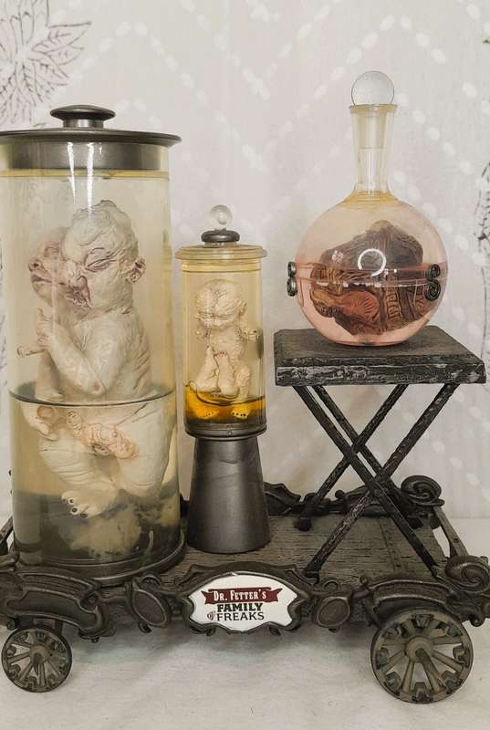 Clive Barker's Infernal Parade - Dr Fetters Family of Freaks