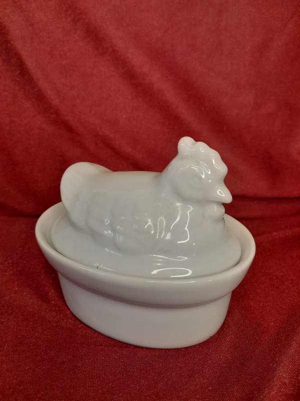 Ceramic hen trinket bowl