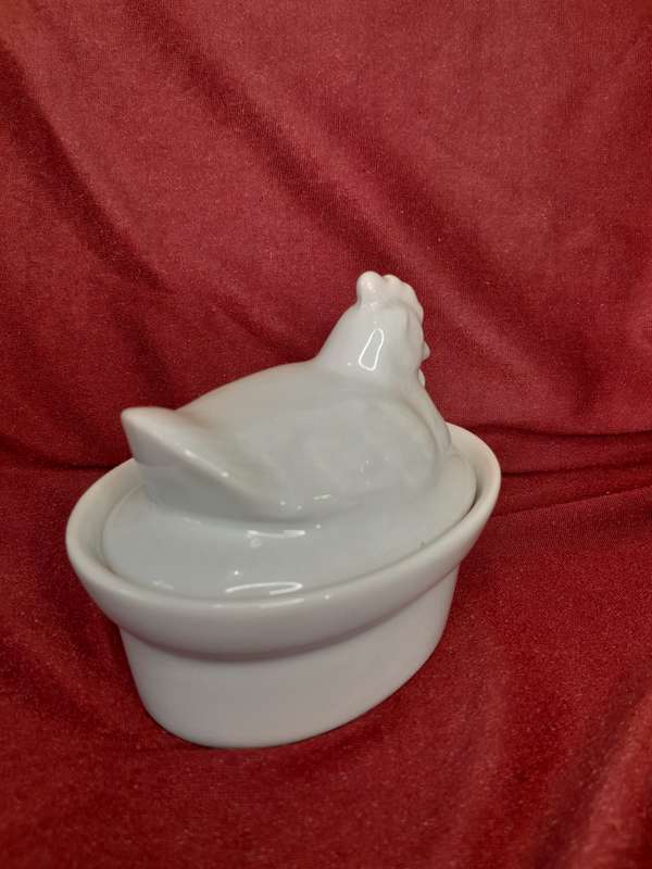 Ceramic hen trinket bowl