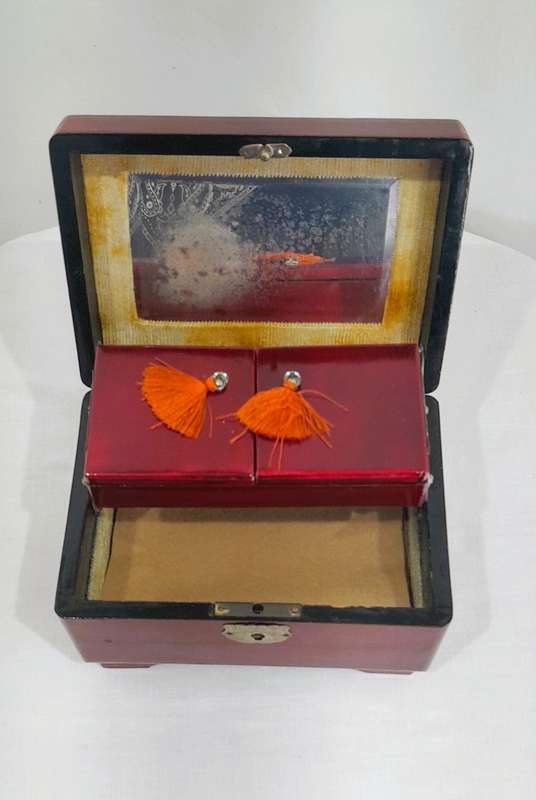 Gorgeous vintage lacquer jewellery box