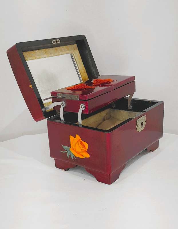 Gorgeous vintage lacquer jewellery box