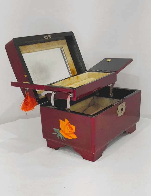 Gorgeous vintage lacquer jewellery box